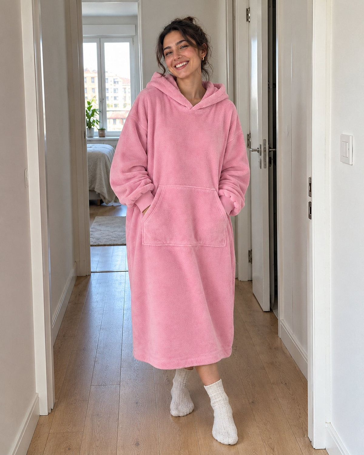 Pembe renkli Hugglee Battaniye Hoodie giyen model, boy ve kalıp görünümü